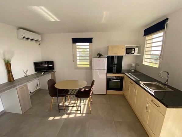 Refrigerador, mesa de comedor