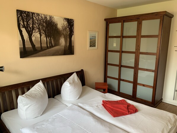 2 bedrooms, travel crib