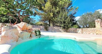 Renoviertes Trulli-Anwesen mit Pool