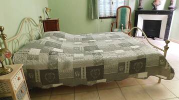 2 chambres, bureau, fer et planche Ă repasser, lit parapluie