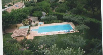 Mas provençal dans domaine viticole avec piscine (11mx5m)