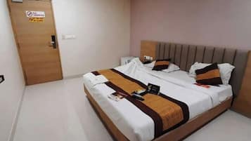 1 bedroom, bed sheets