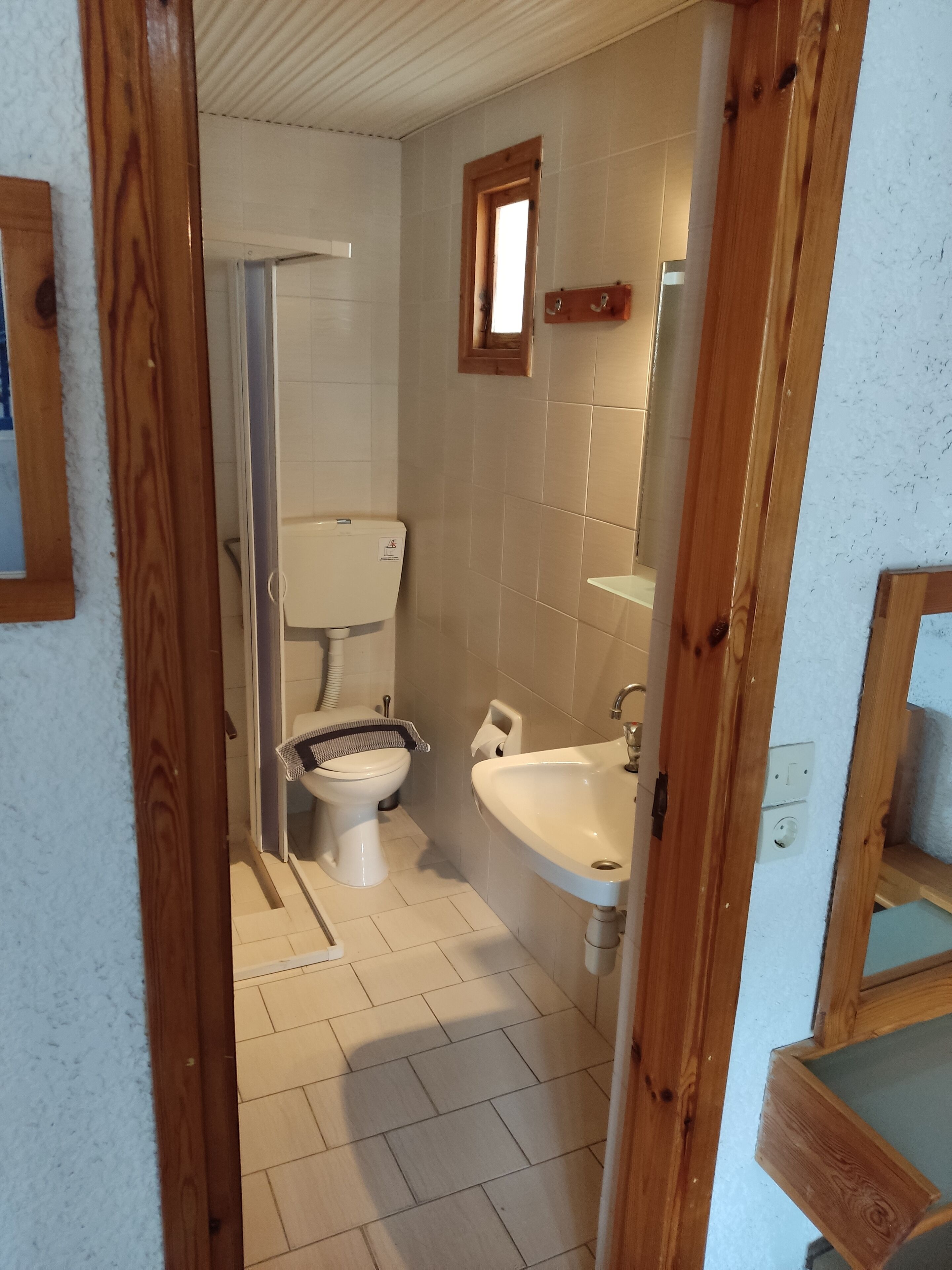 Un baño con inodoro, lavamanos y ducha.