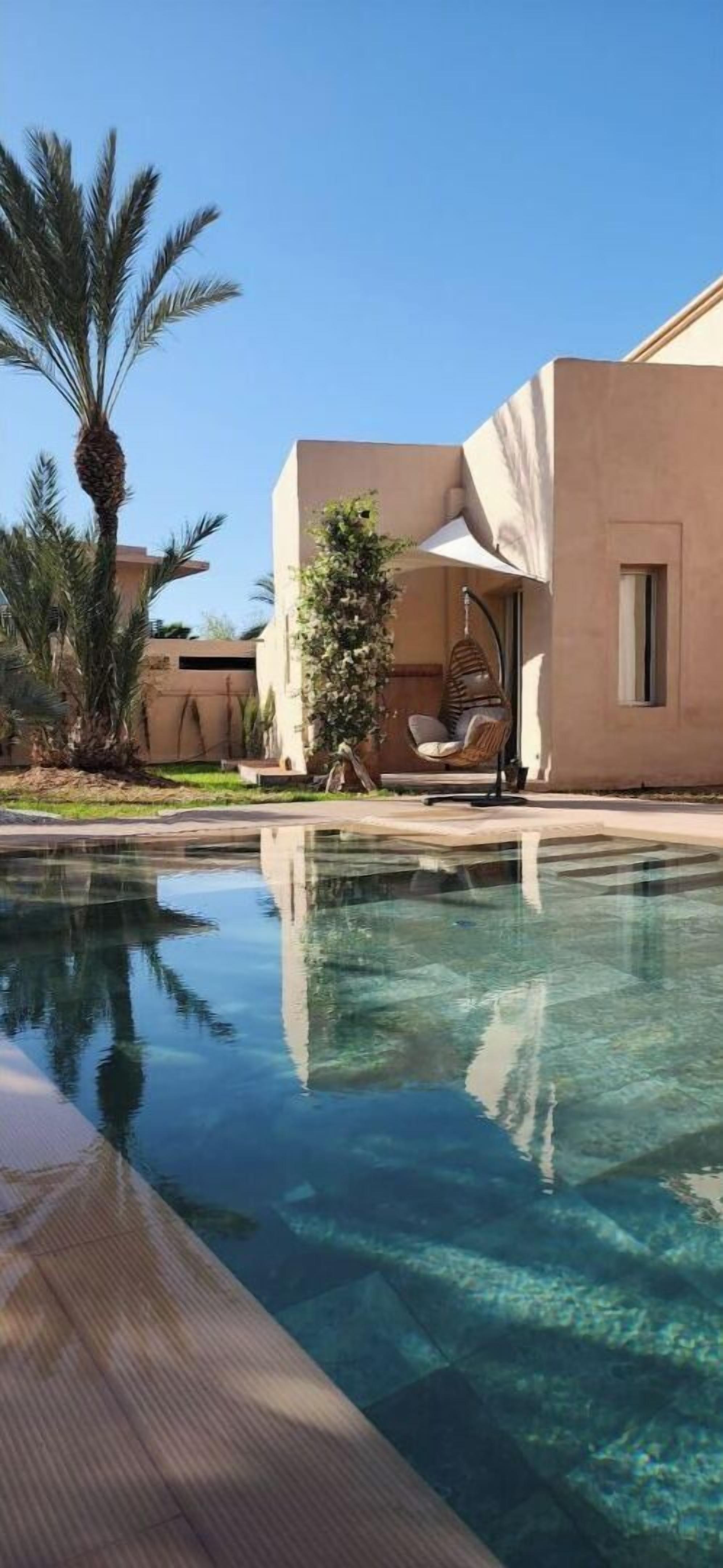 Utendørsbasseng og et oppvarmet basseng