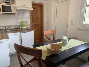 Refrigerador, microondas, parrilla de estufa y cafetera y tetera 