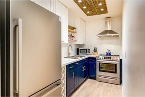 Fridge, oven, stovetop, cookware/dishes/utensils