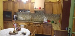 Fridge, microwave, oven, stovetop - APARTMENT  IN VILLA WITH POOL AND SHELTER (ST PRIVAT DES VIEUX)