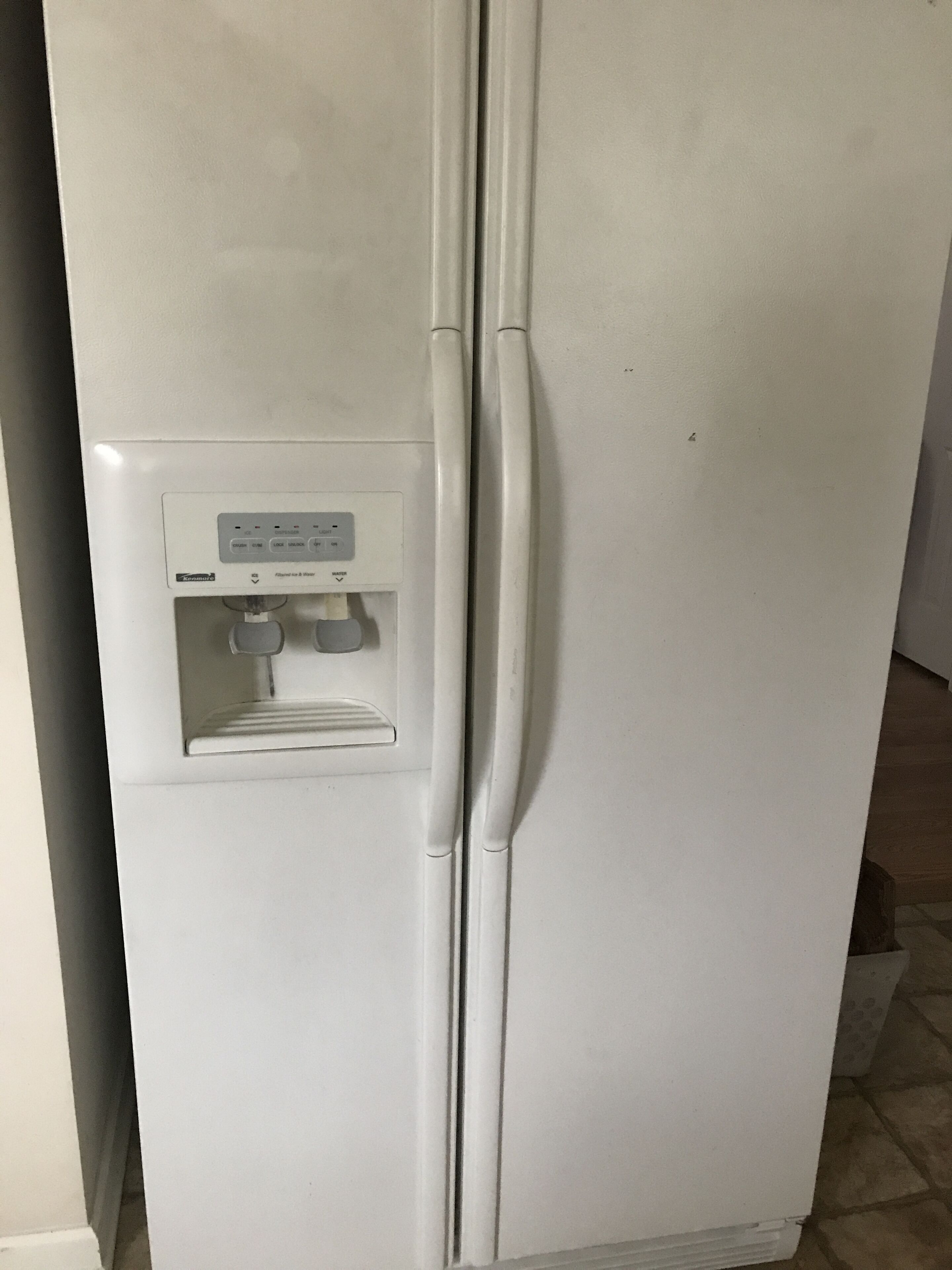 Un réfrigérateur blanc doté d’un distributeur intégré de glaçons et d’eau.