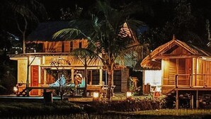 A resort with a pool, a dining area, and a thatched-roof structure. - Pondok Apsari 2 (Sukasada)