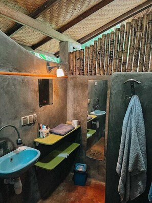 Cabaña tradicional, 3 habitaciones, vistas al jardín, junto a la piscina | Baño | Ducha y toallas