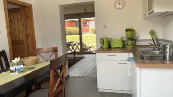 Kühlschrank, Mikrowelle, Herdplatte, Wasserkocher mit Kaffee-/Teezubehör