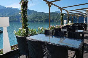 Outdoor dining - Cozy Group Stay with a Fireplace (Chorges)