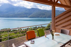 Outdoor dining - Cozy Group Stay with a Fireplace (Chorges)