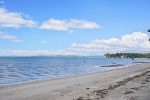 بالقرب من الشاطئ