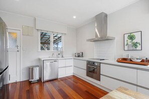 Køleskab, mikrobølgeovn, ovn, kogeplade