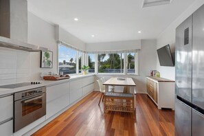 Køleskab, mikrobølgeovn, ovn, kogeplade