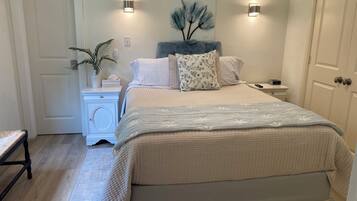 2 bedrooms, desk, WiFi, bed sheets