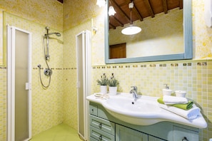 Shower, hair dryer, bidet, towels - Family sized apartment with external patio, barbecue and swimmingpool (Toscana)