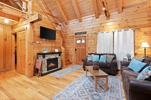 Cabin In Hocking Hills! Pet Friendly, Hot Tub, Secluded.