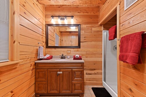 Cabin In Hocking Hills! Pet Friendly, Hot Tub, Secluded.