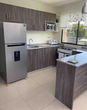 Kühlschrank, Mikrowelle, Herdplatte, Wasserkocher mit Kaffee-/Teezubehör