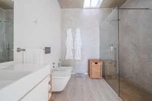 Bruser, hårtørrer, bidet, håndklæder