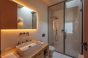 Shower, hair dryer, bidet, towels - Comporta Luxury and Modern Villa (Comporta)