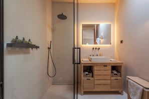 Een douche, een haardroger, handdoeken, zeep
