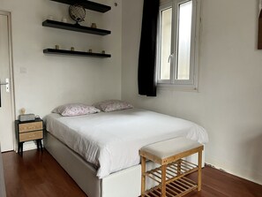 1 bedroom, desk, iron/ironing board, travel cot - T2 with terrace and parking - between Paris and Disneyland (Noisy-le-Grand)