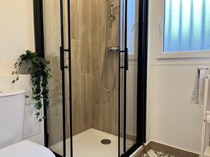 Shower, hair dryer, towels, soap - T2 with terrace and parking - between Paris and Disneyland (Noisy-le-Grand)
