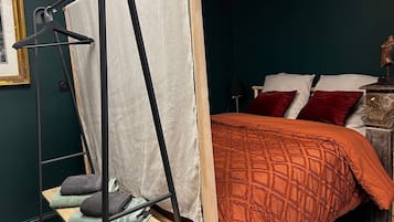 Escritorio, tabla de planchar con plancha, cuna de viaje y wifi gratis