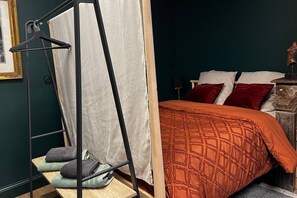 Escritorio, tabla de planchar con plancha, cuna de viaje y wifi gratis