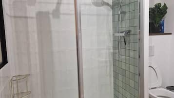 Regadera, secadora de cabello, toallas