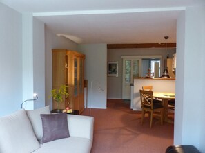 TV, DVD player, livros, biblioteca musical