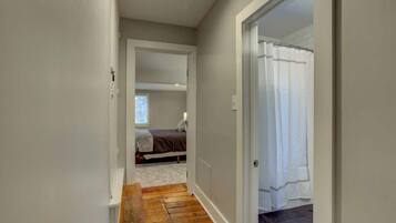 5 bedrooms, desk, iron/ironing board, free WiFi