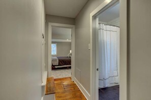 5 habitaciones, escritorio, tabla de planchar con plancha y wifi gratis 