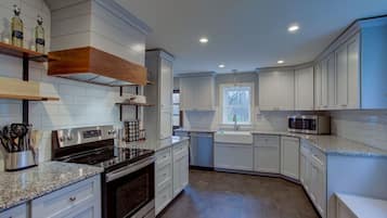 Fridge, oven, stovetop, dishwasher