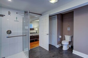 Secador de cabelo, toalhas de banho