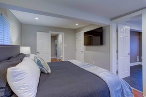 5 quartos, escrivaninha, ferros/tábuas de passar roupa