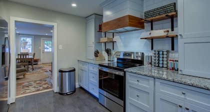 Calla Lily Farmhouse w/ Creekview by Nook