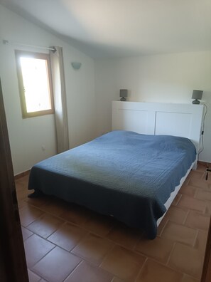 2 dormitorios, tabla de planchar con plancha, cuna de viaje