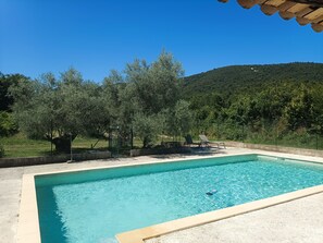 Outdoor pool - 🌿 Gîte "Le Noyer" - Le Mas des Charrettes (Provence-Alpes)
