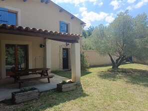 Outdoor dining - 🌿 Gîte "Le Noyer" - Le Mas des Charrettes (Provence-Alpes)