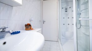 Dusj, toalettartikler (inkludert), hårføner og bidé
