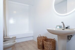 ヘアドライヤー、ビデ、タオル、石鹸