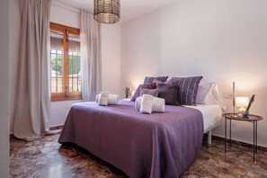 4 bedrooms, iron/ironing board, WiFi, bed sheets