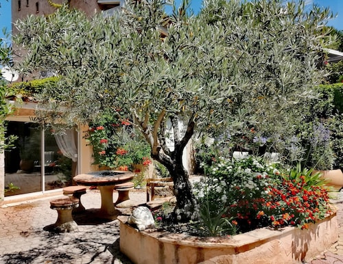 EXCEPTIONAL SITE QUIET, SWIMMING POOL, CLIM, GREEN, PETS OK, between AIX and CASSIS