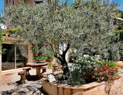 EXCEPTIONAL LOCATION: QUIET, SWIMMING POOL, AIR CONDITIONING, GREEN SURROUNDINGS, PETS ALLOWED, between AIX and CASSIS