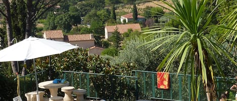 Una piscina con vista su una città e delle colline sullo sfondo.