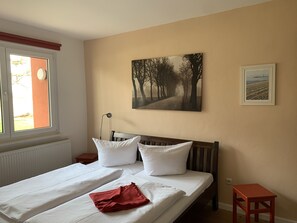 2 Schlafzimmer, Reisekinderbett